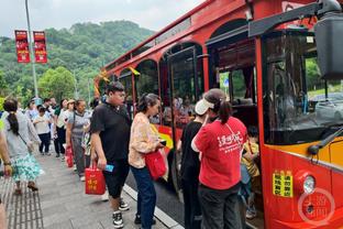 邮报：朝曼联大巴扔瓶子的利物浦球迷被禁止入场观赛3年